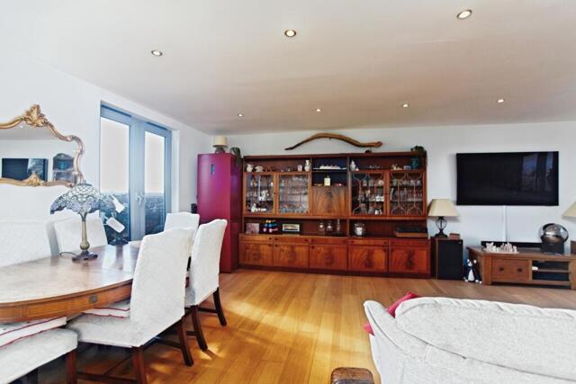 Mitchley Hill, South Croydon, 2 Bedroom Flat