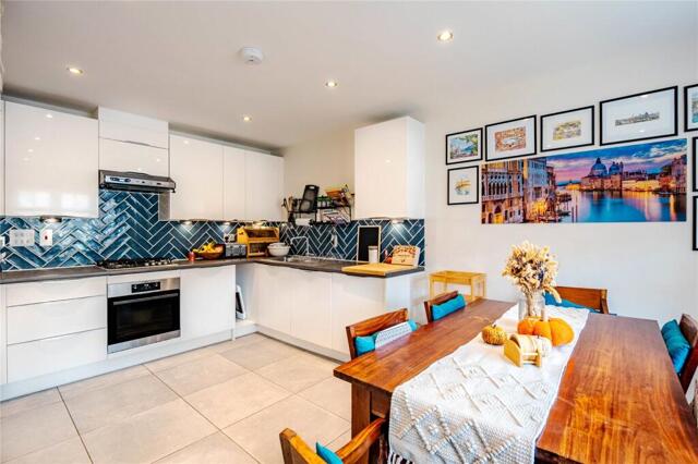 Finch Green, Caddington, 3 Bedroom End