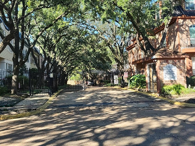 N Post Oak Ln, Houston, Preforeclosure Condo In