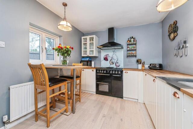 Valley Road, Thornhill, 3 Bedroom Semi-detached