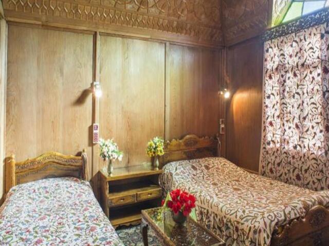 Dal Lake, Opp Ghat,boulevard Road, Srinagar, New Lucky Star