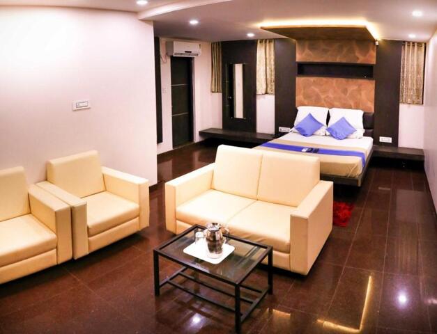 Station Road, Kolhapur, Hotel City Crown