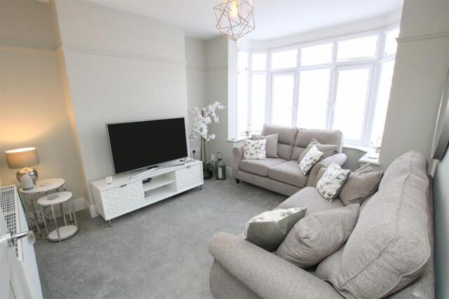 Green House Road, Wheatley Hills, 3 Bedroom Semi-detached