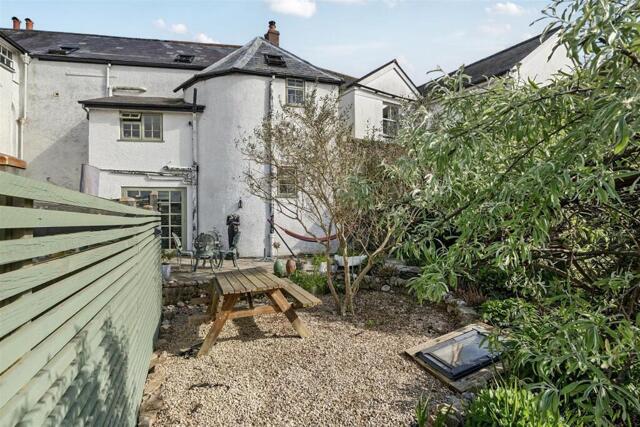 Market Square, Axminster, 4 Bedroom House