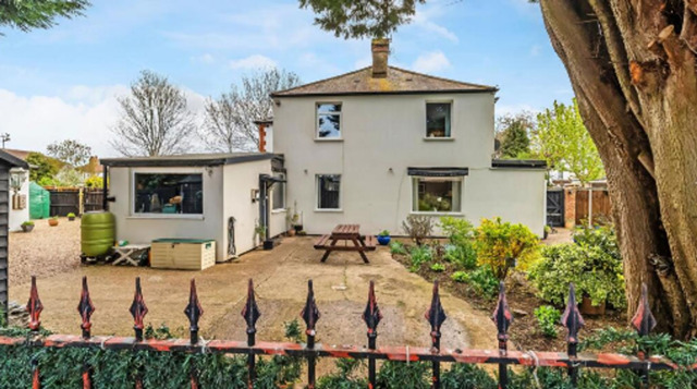 Kingston Road, Leatherhead, 2 Bedroom Semi-detached