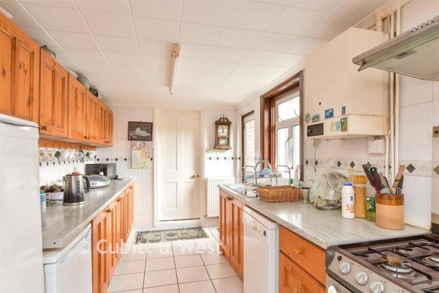 Petlands Road, Haywards Heath, 3 Bedroom Semi-detached