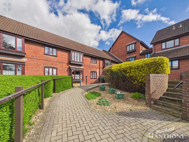 Churchill Court, Beaconsfield Road, 1 Bedroom Flat