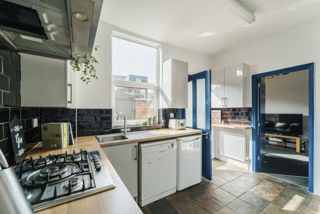 Centaur Road, Earlsdon, 6 Bedroom Terraced