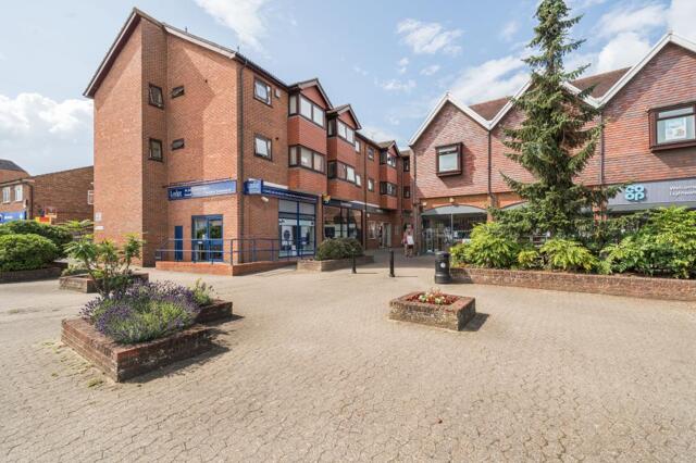 Lightwater, Surrey, 2 Bedroom Flat