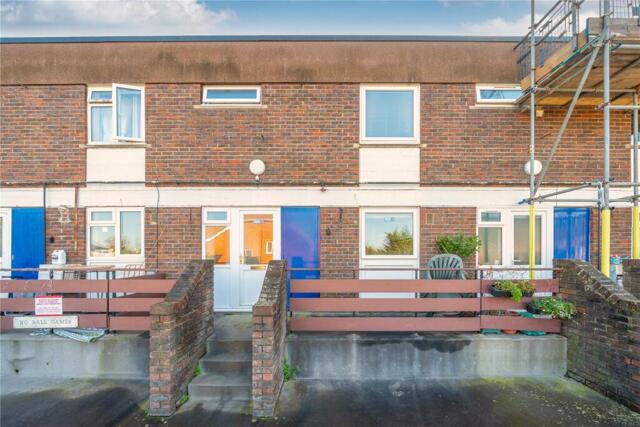 Annett Close, Shepperton, 3 Bedroom Maisonette