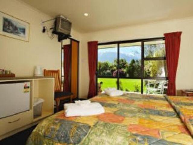 Schoolhouse Road, Kaikoura, Ardara Lodge Bed