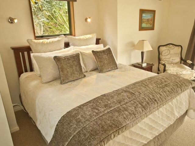 / Mapara Road, Taupo, Whakaipo Lodge, Guesthouse/bed