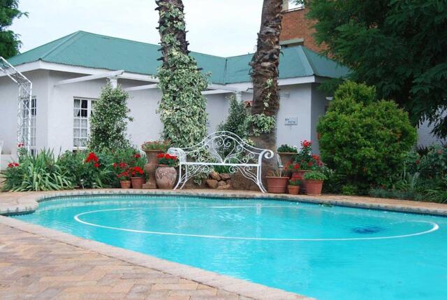 Walter Sisulu Avenue, Potchefstroom, A Tapestry Garden