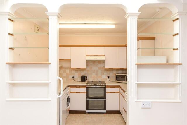 Station Road, Dorking, 2 Bedroom Flat