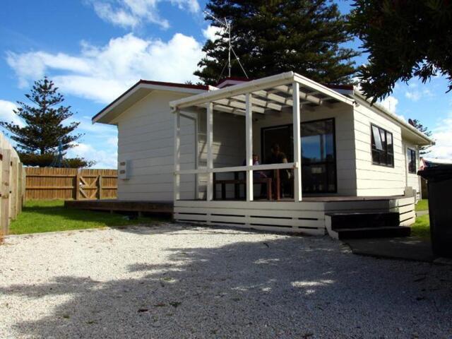 Grey St, Gisborne, Waikanae Beach Top