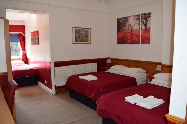 - Woodside Park Road, London, Heatherbank Guesthouse, Guesthouse/bed