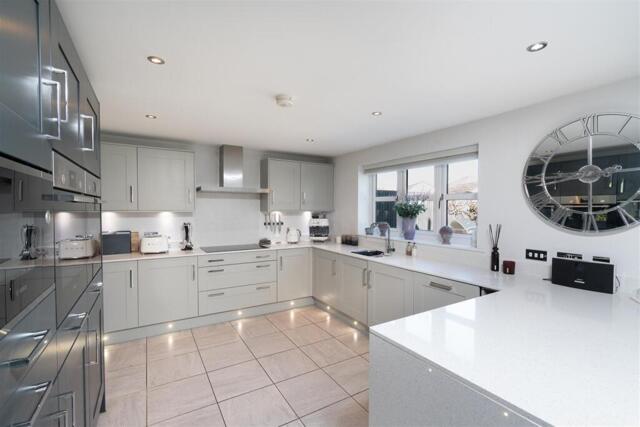 Oak Park Gardens, Scholes, 5 Bedroom Detached