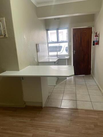 Mowbray, Cape Town, Well Maintained Bachelor