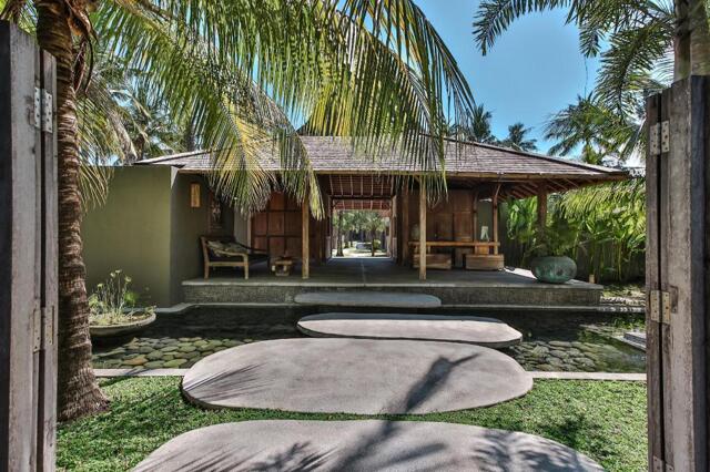 Take Sunset Boulevard And Turn Left As Soon As You Reach The Solar Panels, Towards The Beach., Lombo
