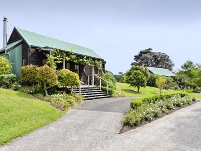 Old North Road, Waimauku, The Vineyard Cottages