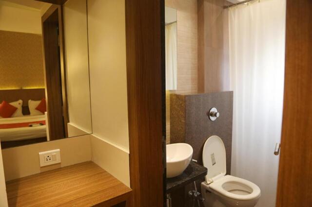 Wv+f, Green Ave Rd, Shilphata Diva Naka, Shilphata, Mumbai, Hotel Royal Classic