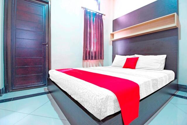 Located In Allure Guest House. Jl. Gegerkalong Girang Baru No.,bandung, Reddoorz Plus Near