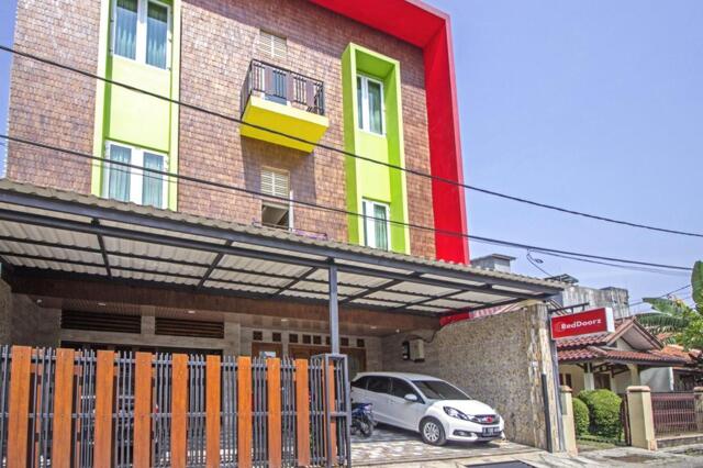 Located In Guest House Panyawangan. Jl. Saledri No  Lingkar Selatan, Lengkong, Bandung, Reddoorz Nea