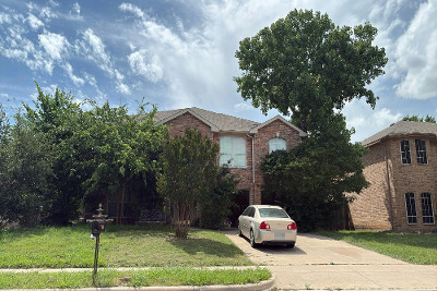 Chaucer Dr, Denton, Preforeclosure Single-family Home