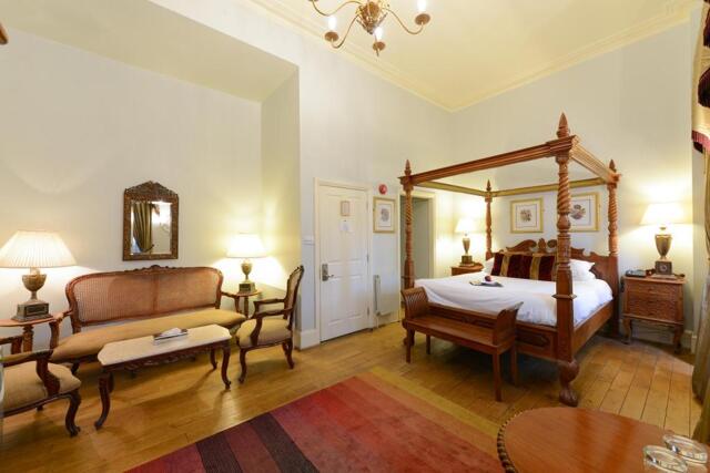 Nevern Square, London, Twenty Nevern Square