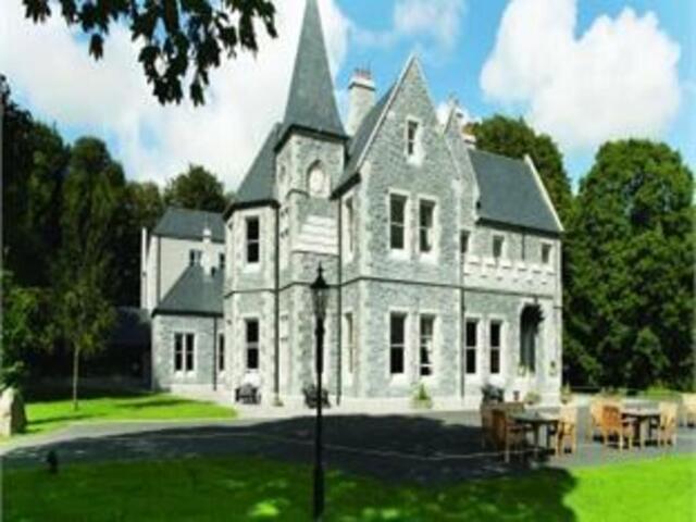 Eastát Mount Falcon, Óstán ar Cíos, Béal an Átha Eastát Mount Falcon, Óstán ar Cíos, Béal an Átha