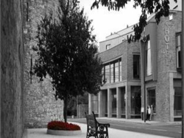 Óstán Chaisleán Bhaile Átha Troim, Óstán ar Cíos, Baile Átha Troim