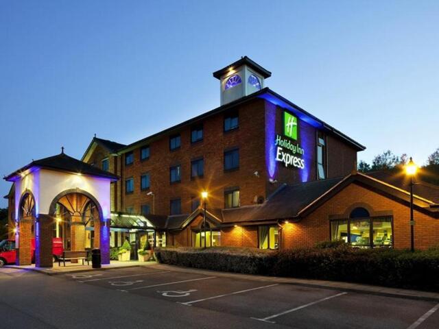 Holiday Inn Express Stafford M6 Acomhal 13, Óstán ar Cíos, Acton Trussell