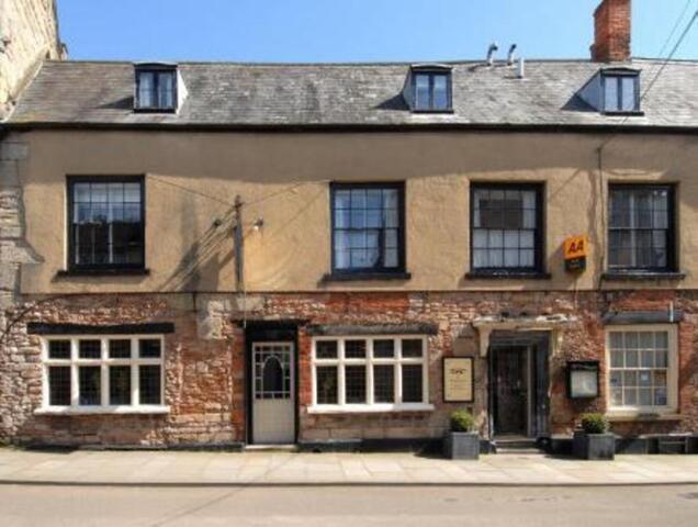 The Old Gatehouse & Bialann Rugantino, Inn For Rent, Wells