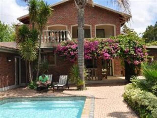 Aziza Guesthouse, Ntlo ea Baeti/bethe le Sejo sa hoseng sa Rente, George