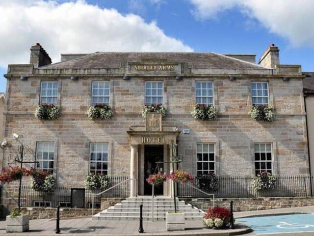 Óstán Shirley Arms, Óstán Ar Cíos, Carraig Mhachaire Rois