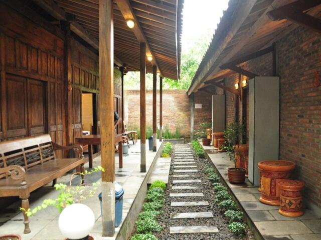 Cempaka Guest House, Guesthouse/bed And Breakfast For Rent, Magelang