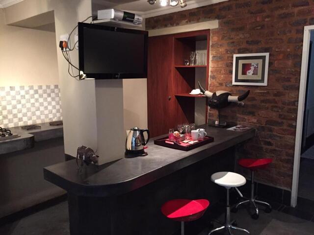 Khayamanzi Guesthouse, Indlu Yezivakashi/Umbhede kanye nesidlo sasekuseni Iyaqashisa, Hartbeespoort