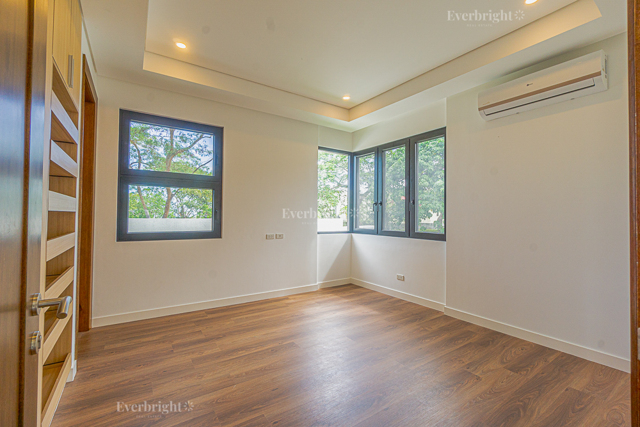 Puting Kahoy, Silang, Villa For Sale