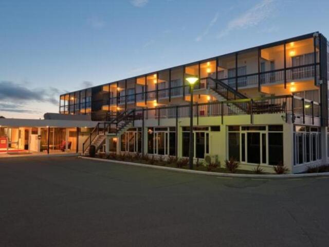 Mandeville Street, Christchurch, The Riccarton Hotel